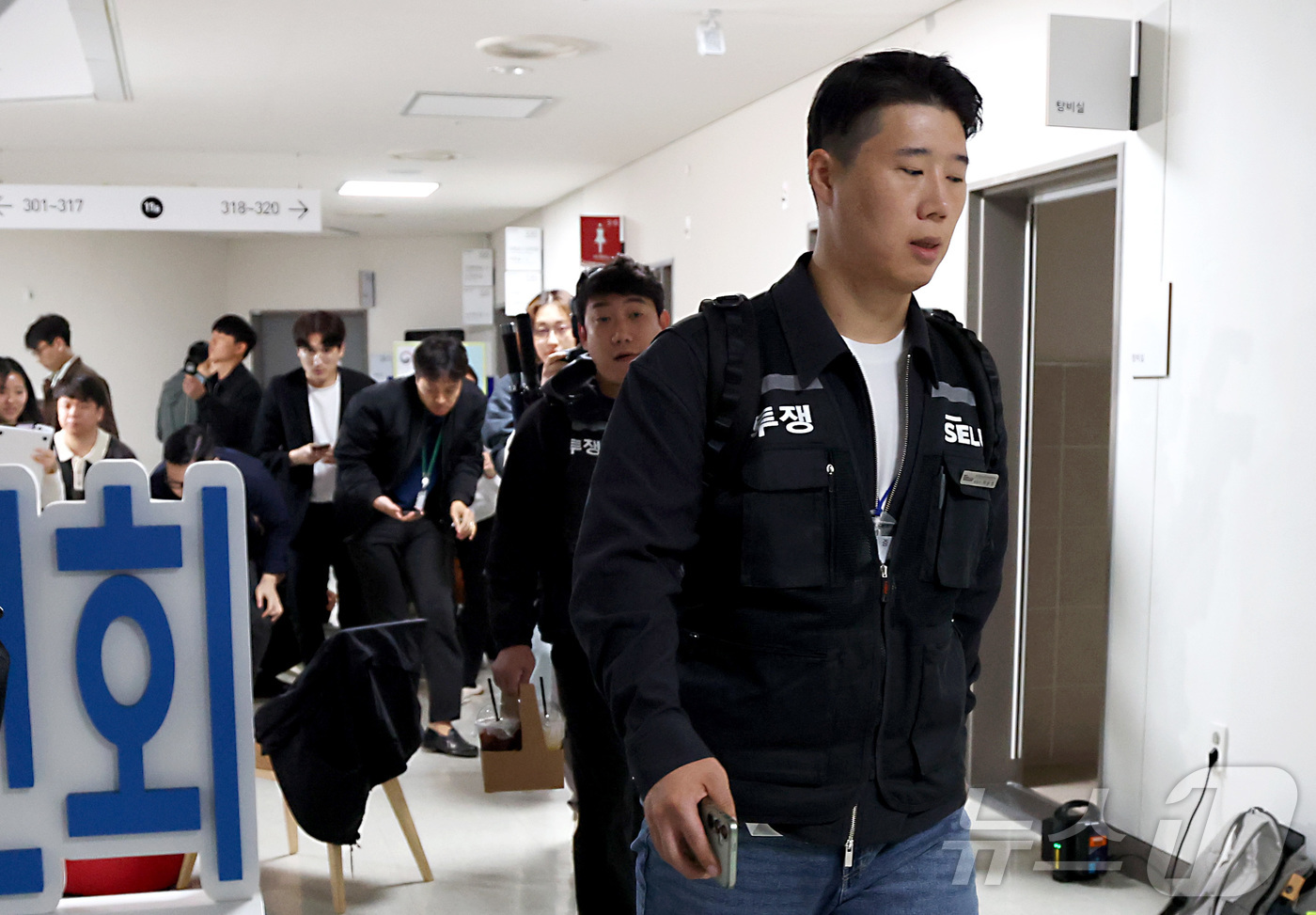(세종=뉴스1) 김기남 기자 = 최승호 초기업노조 삼성전자지부 위원장과 교섭대표들이 13일 새벽 세종시 정부세종청사 중앙노동위원회에서 열린 사후조정 회의가 최종 결렬되며 협상장을 …