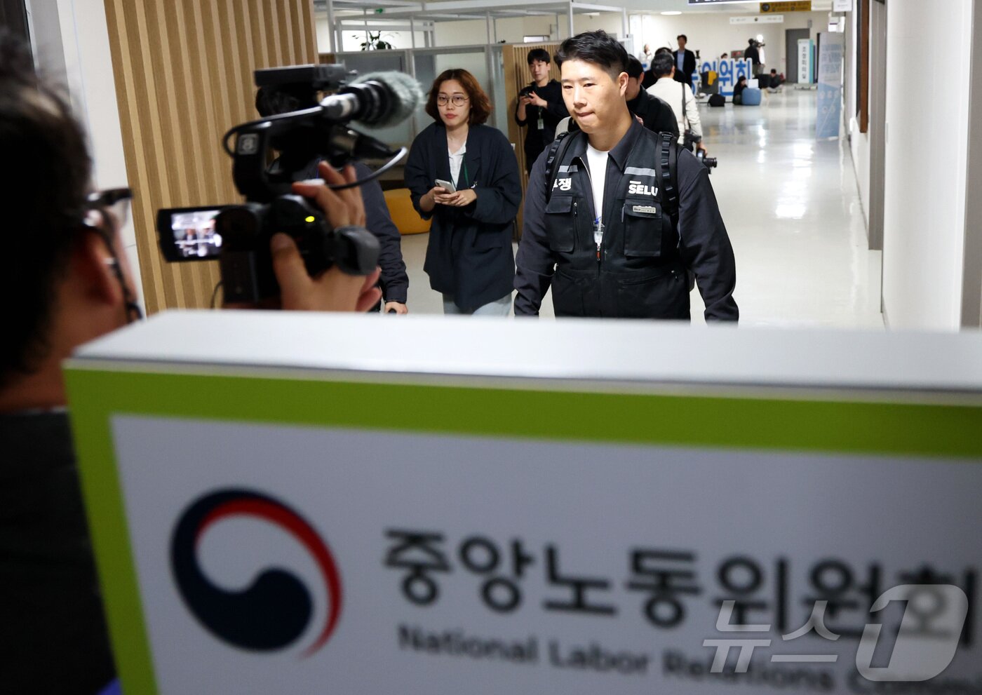 본문 이미지 - 최승호 초기업노조 삼성전자지부 위원장이 13일 새벽 세종시 정부세종청사 중앙노동위원회에서 열린 사후조정 회의가 최종 결렬되며 협상장을 떠나고 있다. 2026.5.13 ⓒ 뉴스1 김기남 기자