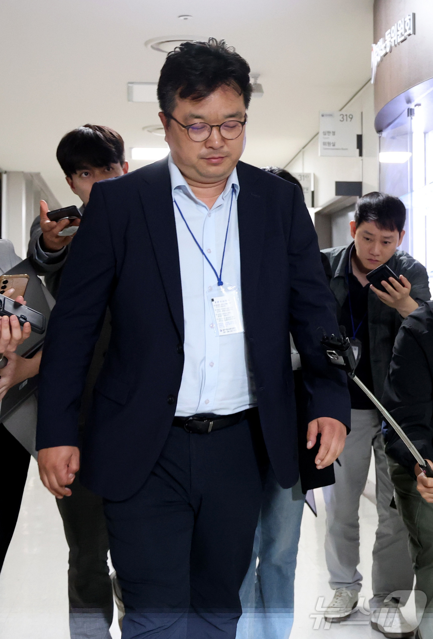 (세종=뉴스1) 김기남 기자 = 김형로 삼성전자 부사장이 13일 세종시 정부세종청사 중앙노동위원회 열린 사후조정회의가 결렬된 후 회의장을 떠나고 있다. 2026.5.13/뉴스1