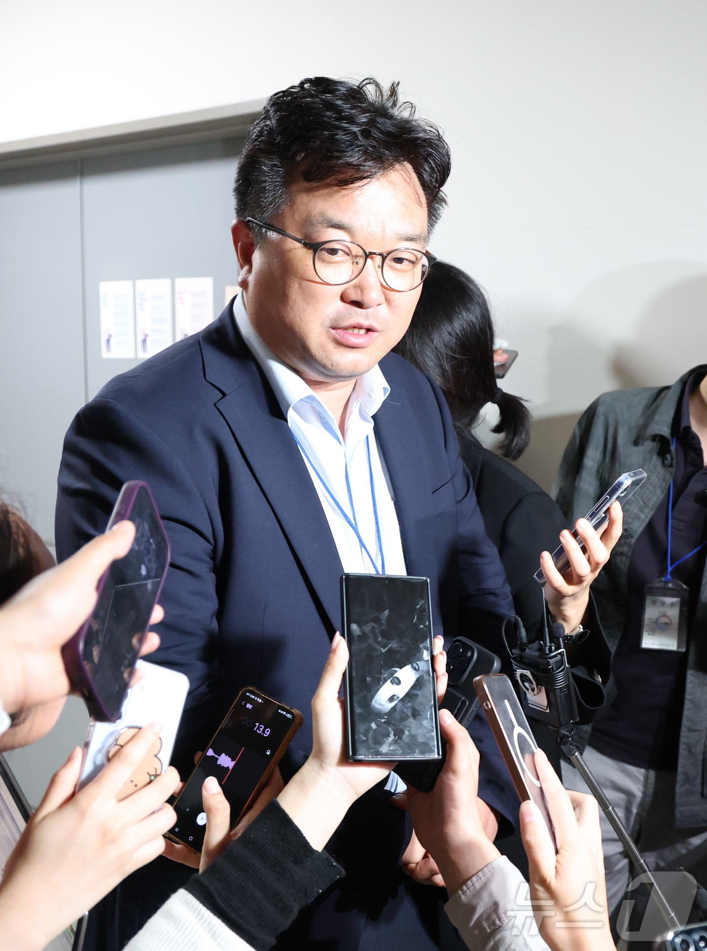 (세종=뉴스1) 김기남 기자 = 김형로 삼성전자 부사장이 13일 세종시 정부세종청사 중앙노동위원회 열린 사후조정회의가 결렬된 후 회의장을 떠나며 취재진의 질문에 답하고 있다. 20 …
