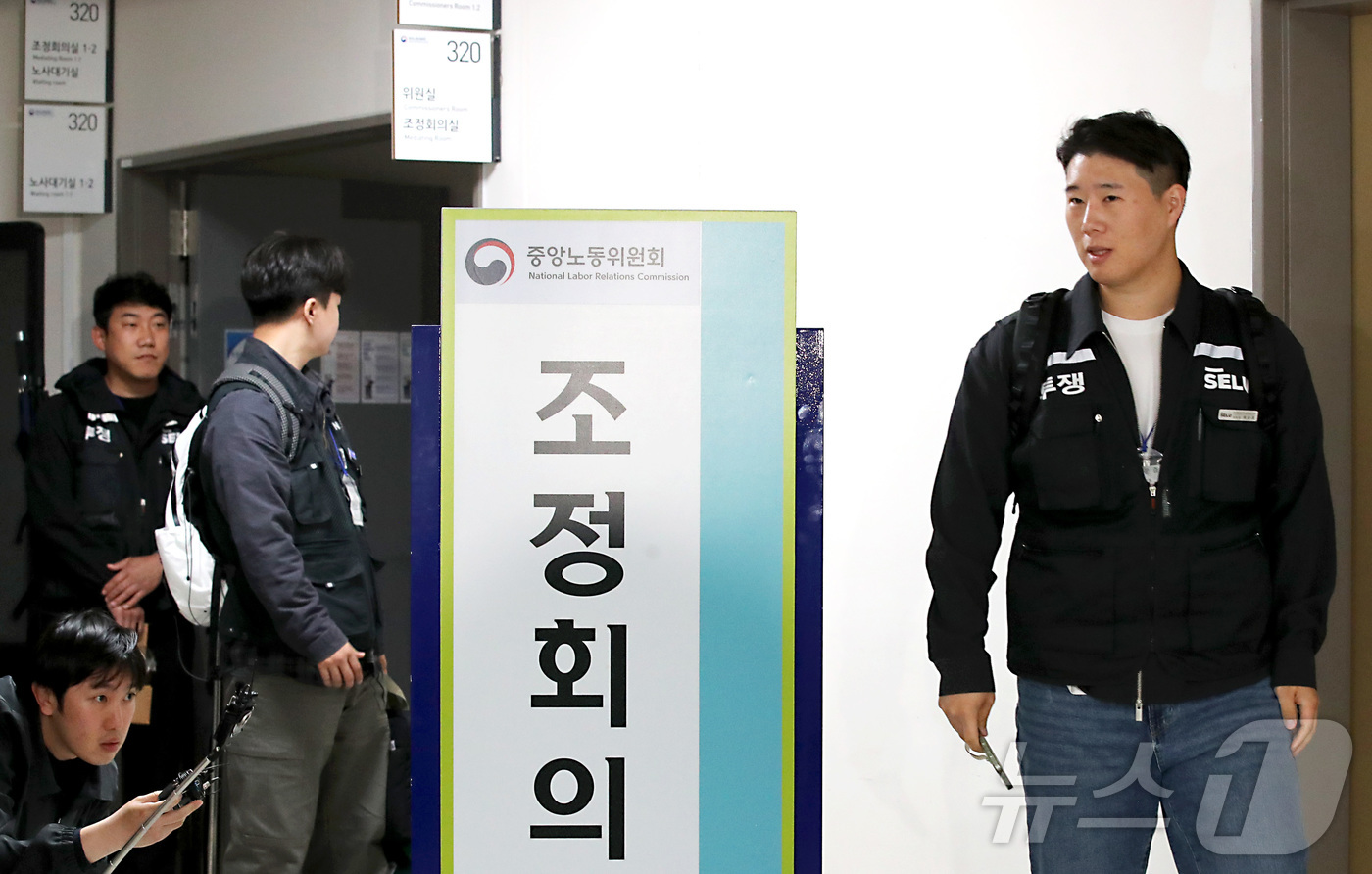 (세종=뉴스1) 김기남 기자 = 최승호 초기업노조 삼성전자지부 위원장과 교섭대표들이 13일 새벽 세종시 정부세종청사 중앙노동위원회에서 열린 사후조정 회의가 최종 결렬되며 협상장을 …