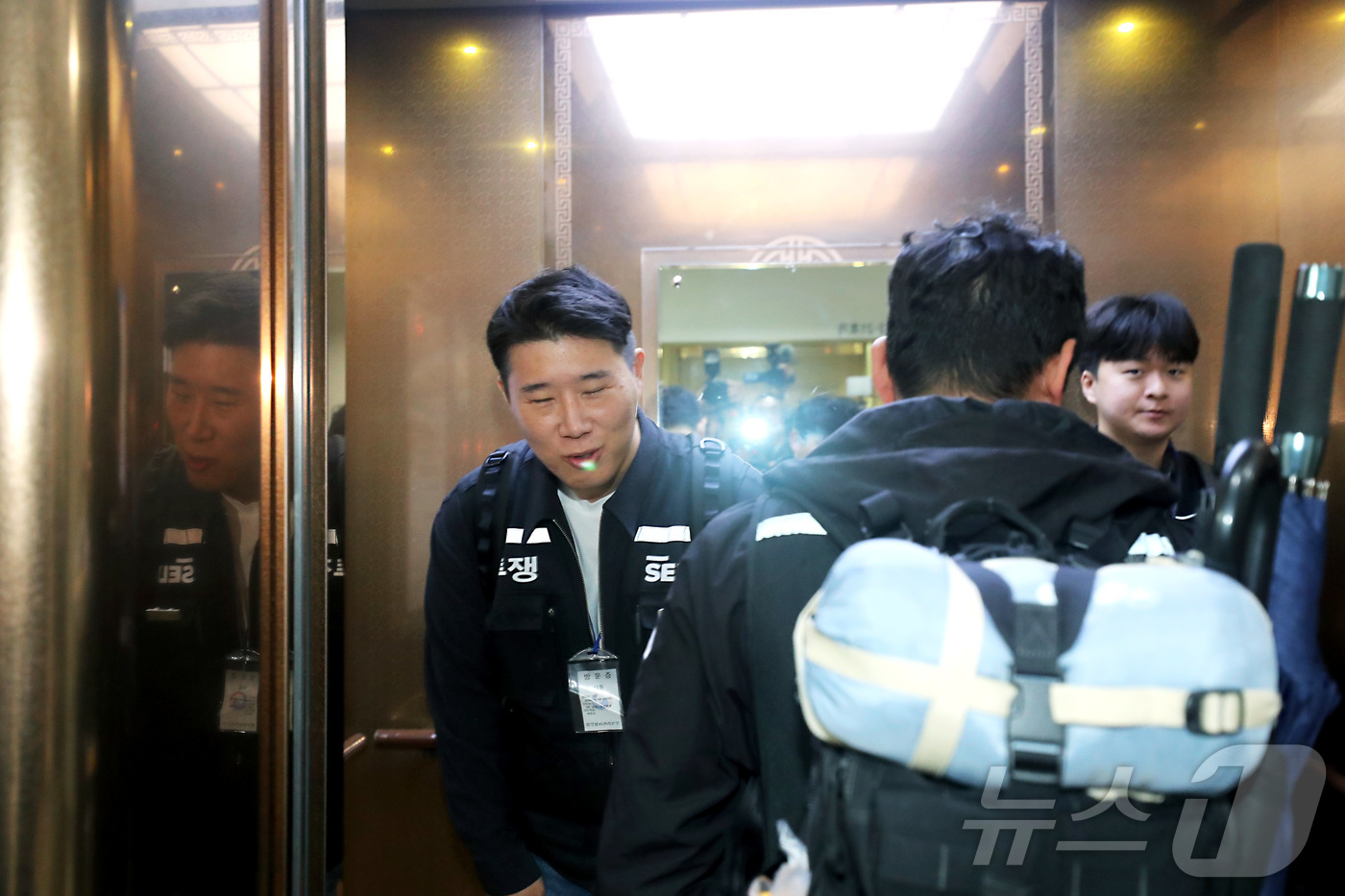 (세종=뉴스1) 김기남 기자 = 최승호 초기업노조 삼성전자지부 위원장과 교섭대표들이 13일 새벽 세종시 정부세종청사 중앙노동위원회에서 열린 사후조정 회의가 최종 결렬되며 협상장을 …