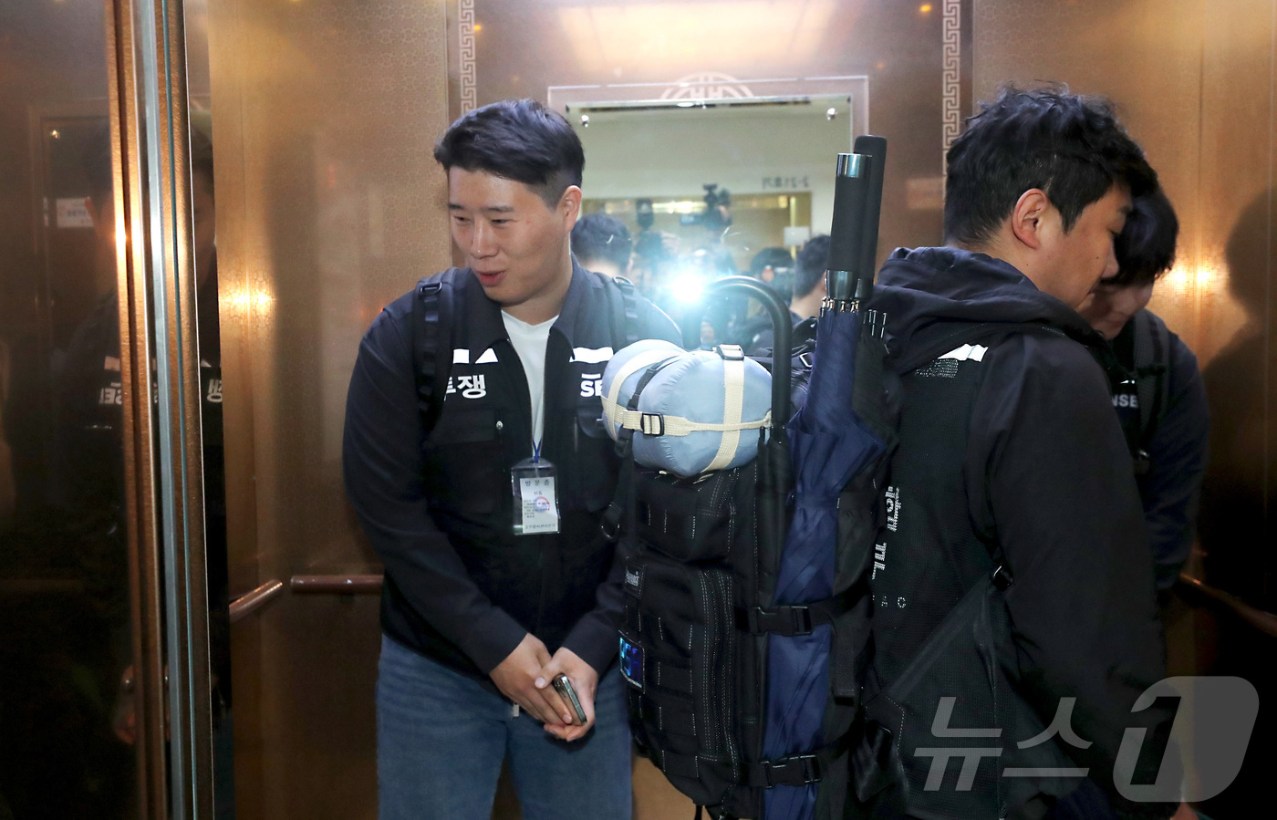 (세종=뉴스1) 김기남 기자 = 최승호 초기업노조 삼성전자지부 위원장과 교섭대표들이 13일 새벽 세종시 정부세종청사 중앙노동위원회에서 열린 사후조정 회의가 최종 결렬되며 협상장을 …