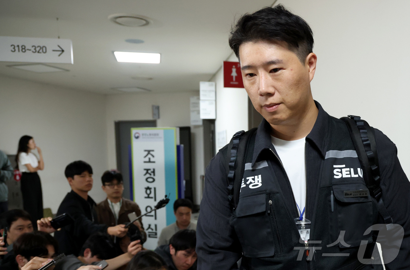 (세종=뉴스1) 김기남 기자 = 최승호 초기업노조 삼성전자지부 위원장이 13일 새벽 세종시 정부세종청사 중앙노동위원회에서 열린 사후조정 회의가 최종 결렬되며 협상장을 떠나고 있다. …