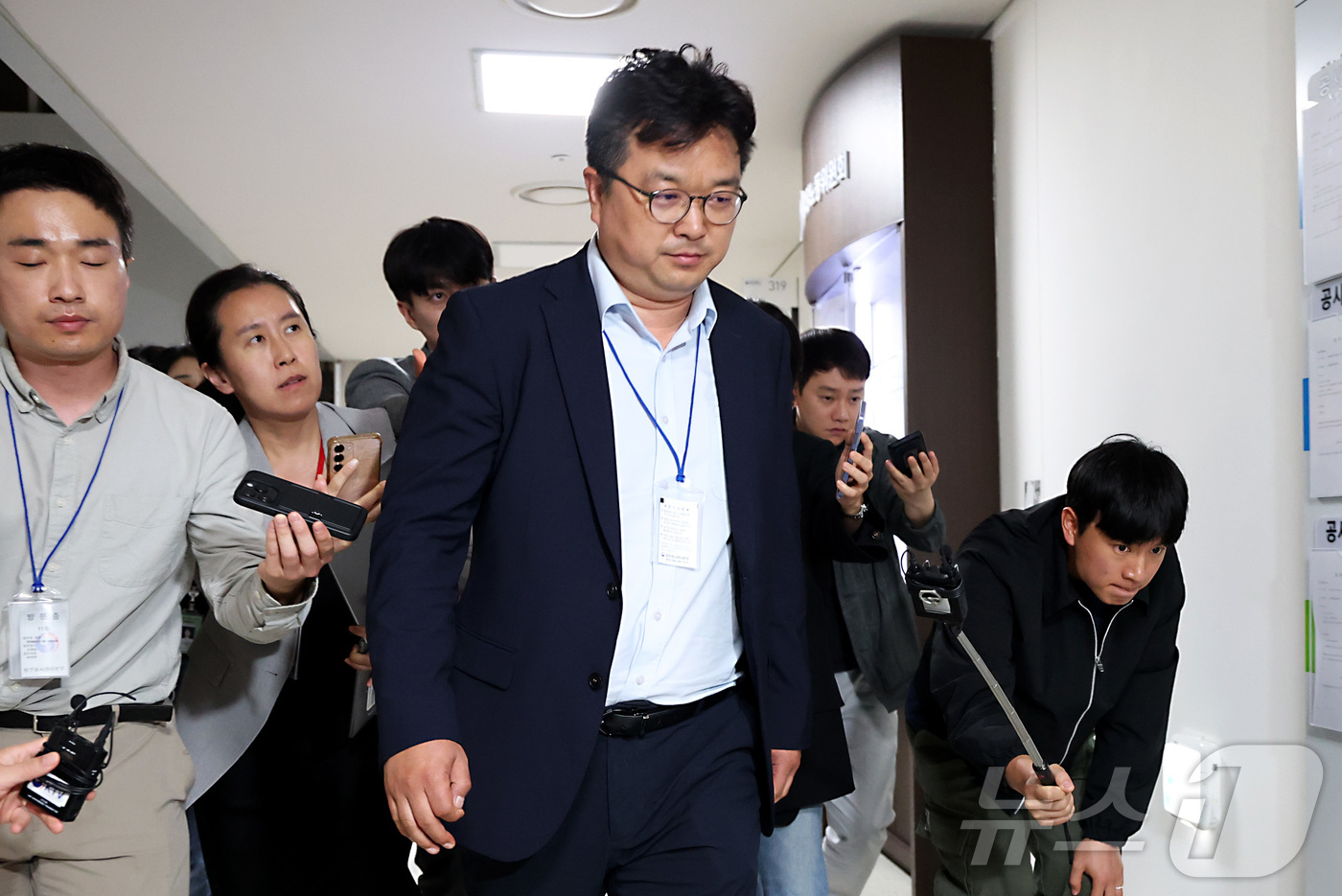 (세종=뉴스1) 김기남 기자 = 김형로 삼성전자 부사장이 13일 세종시 정부세종청사 중앙노동위원회 열린 사후조정회의가 결렬된 후 회의장을 떠나고 있다. 2026.5.13/뉴스1