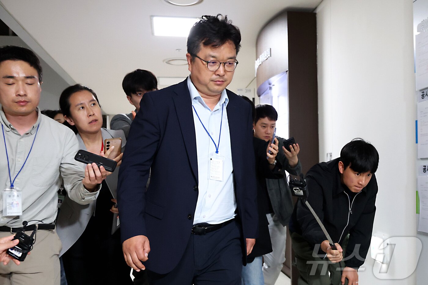 본문 이미지 - 김형로 삼성전자 부사장이 13일 세종시 정부세종청사 중앙노동위원회 열린 사후조정회의가 결렬된 후 회의장을 떠나고 있다. 2026.5.13 ⓒ 뉴스1 김기남 기자