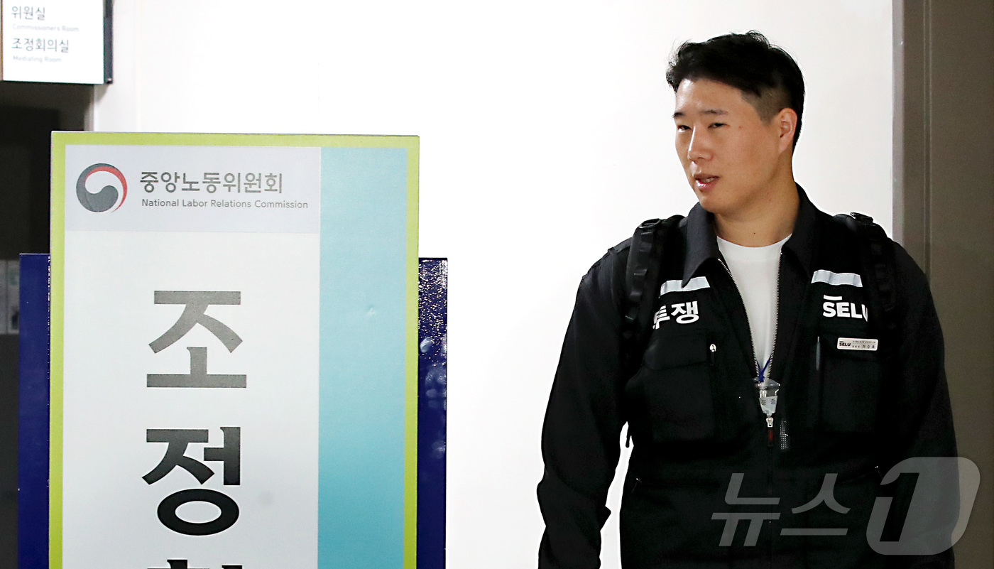 (세종=뉴스1) 김기남 기자 = 최승호 초기업노조 삼성전자지부 위원장이 13일 새벽 세종시 정부세종청사 중앙노동위원회에서 열린 사후조정 회의가 최종 결렬되며 협상장을 떠나고 있다. …