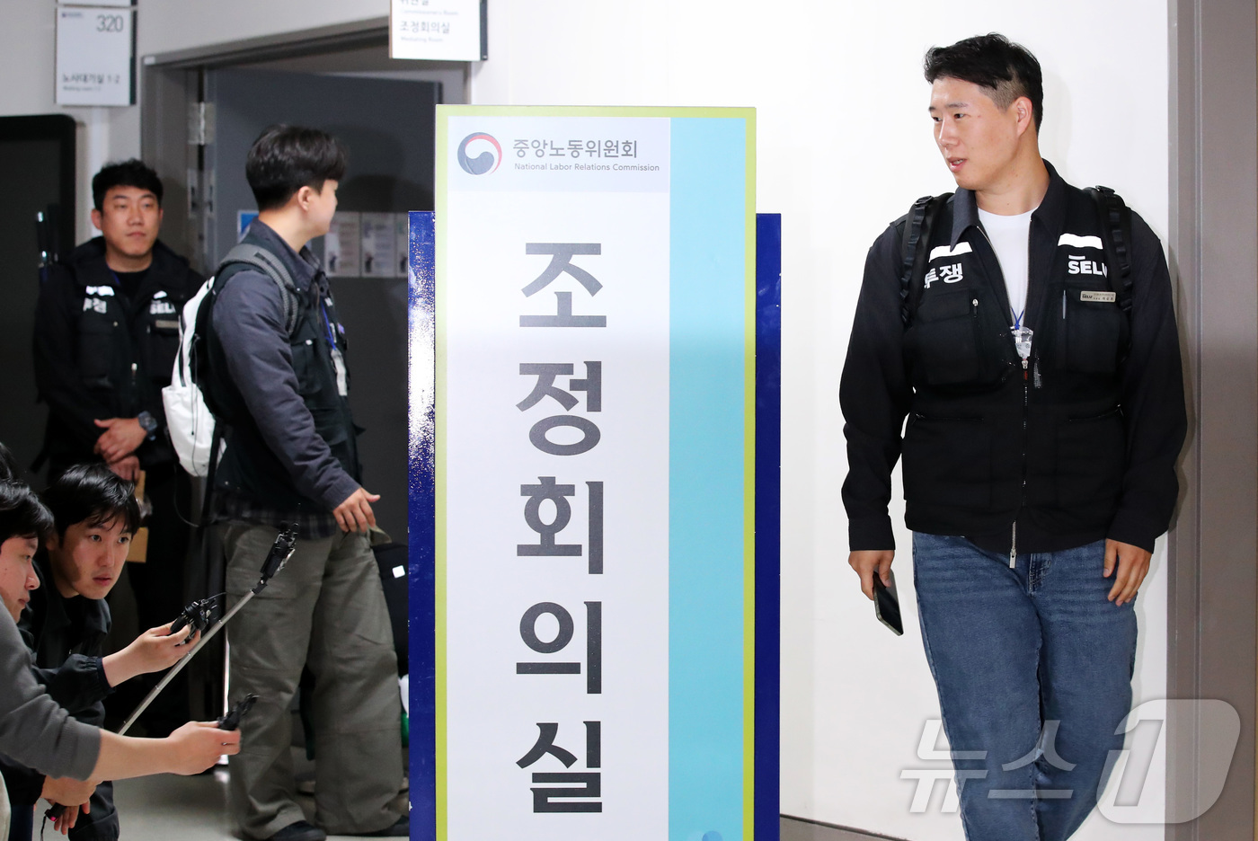 (세종=뉴스1) 김기남 기자 = 최승호 초기업노조 삼성전자지부 위원장과 교섭대표들이 13일 새벽 세종시 정부세종청사 중앙노동위원회에서 열린 사후조정 회의가 최종 결렬되며 협상장을 …