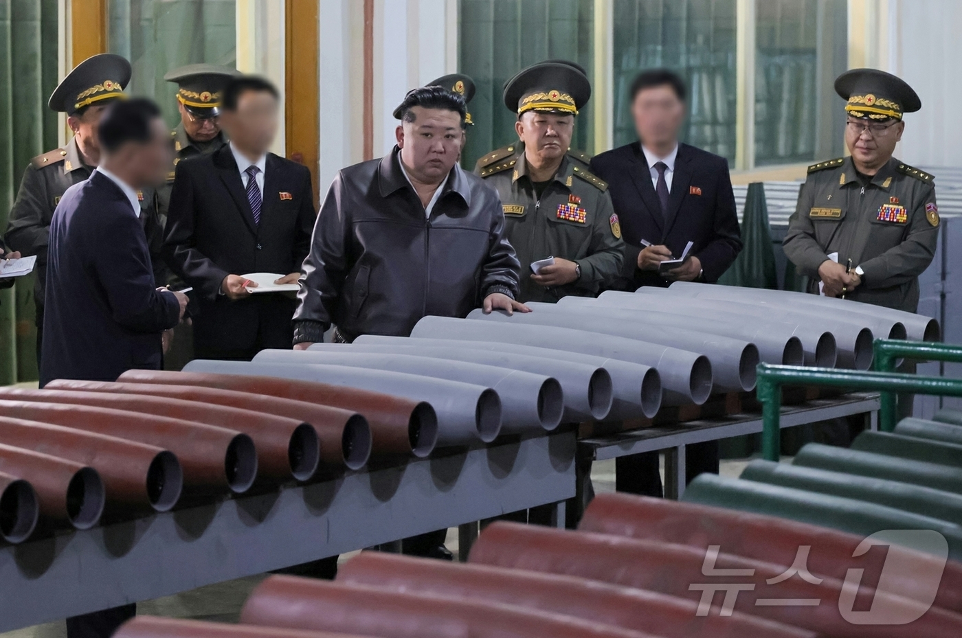 (평양 노동신문=뉴스1) = 북한 노동당 기관지 노동신문은 13일 김정은 당 총비서가 지난 11일 여러 군수공업기업소를 현지지도했다고 보도했다. 김 총비서는 군 간부들과 함께 박격 …