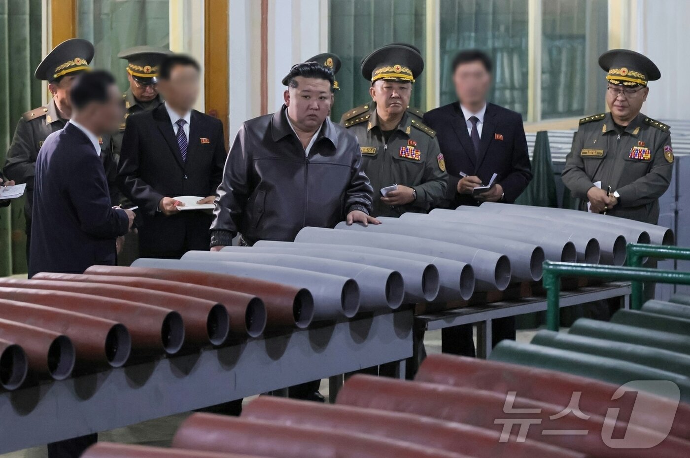 본문 이미지 - (평양 노동신문=뉴스1) = 북한 노동당 기관지 노동신문은 13일 김정은 당 총비서가 지난 11일 여러 군수공업기업소를 현지지도했다고 보도했다.  [국내에서만 사용가능. 재배포 금지. DB 금지. For Use Only in the Republic of Korea. Redistribution Prohibited] rodongphoto@news1.kr