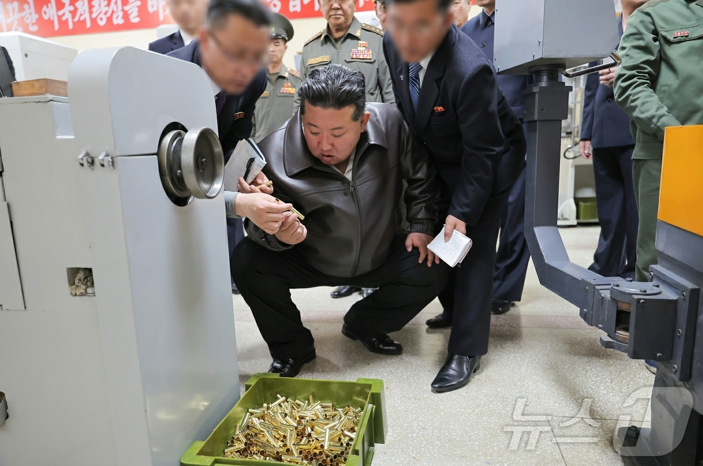 (평양 노동신문=뉴스1) = 북한 노동당 기관지 노동신문은 13일 김정은 당 총비서가 지난 11일 여러 군수공업기업소를 현지지도했다고 보도했다. 김 총비서는 군 간부들과 함께 박격 …