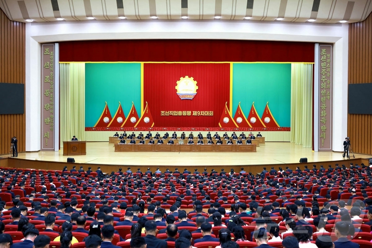 (평양 노동신문=뉴스1) = 북한 노동당 기관지 노동신문은 13일 조선직업총동맹 9차 대회가 11일과 12일 수도 평양에서 진행됐다고 보도했다. 김재룡·리일환·주창일 당 비서, 김 …