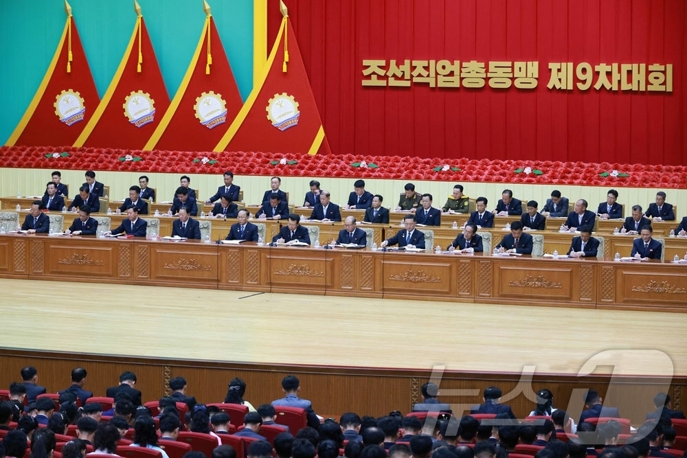 (평양 노동신문=뉴스1) = 북한 노동당 기관지 노동신문은 13일 조선직업총동맹 9차 대회가 11일과 12일 수도 평양에서 진행됐다고 보도했다. 김재룡·리일환·주창일 당 비서, 김 …