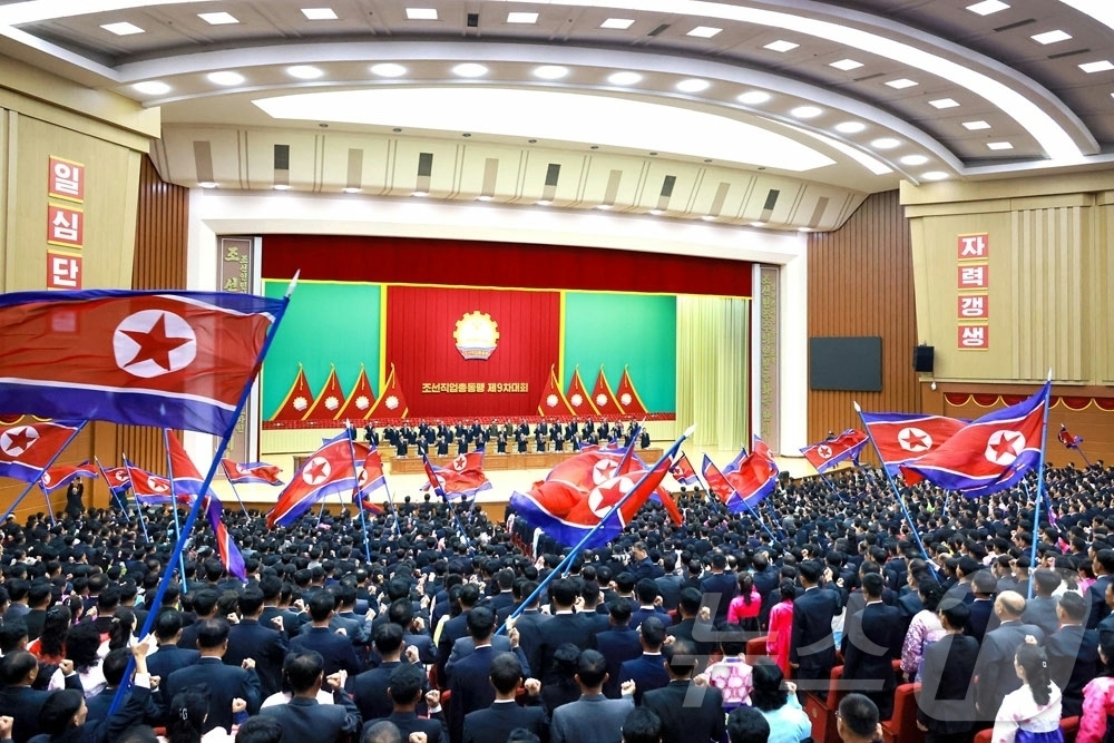 (평양 노동신문=뉴스1) = 북한 노동당 기관지 노동신문은 13일 조선직업총동맹 9차 대회가 11일과 12일 수도 평양에서 진행됐다고 보도했다. 김재룡·리일환·주창일 당 비서, 김 …