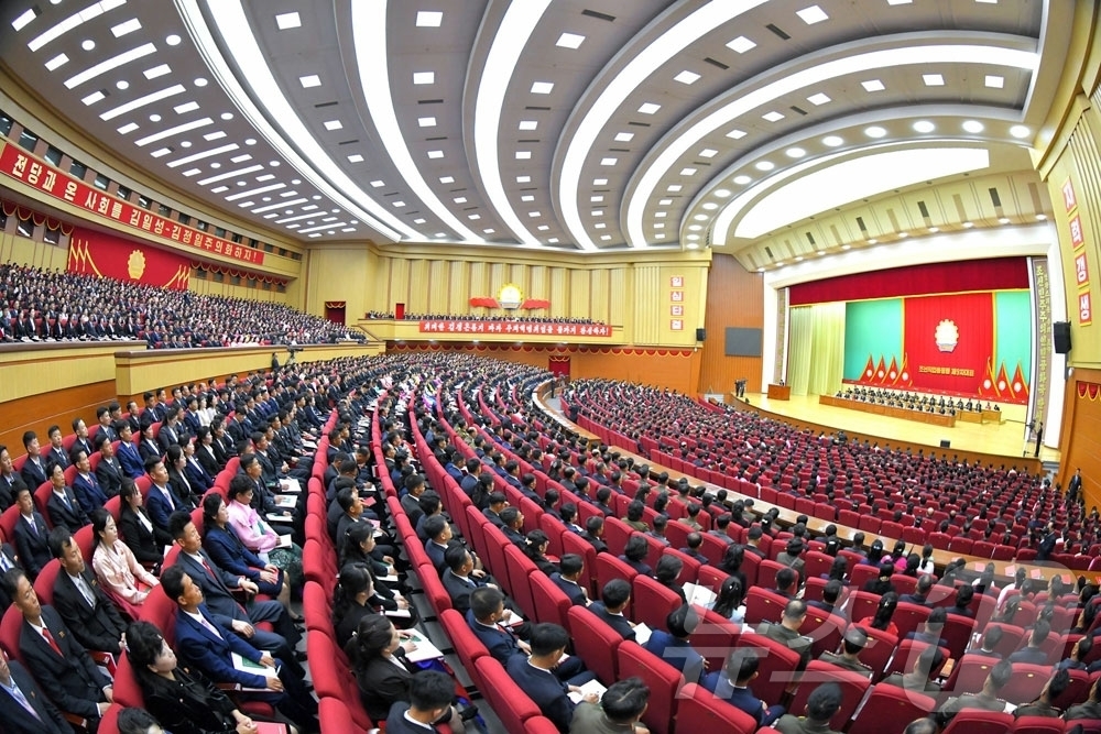 (평양 노동신문=뉴스1) = 북한 노동당 기관지 노동신문은 13일 조선직업총동맹 9차 대회가 11일과 12일 수도 평양에서 진행됐다고 보도했다. 김재룡·리일환·주창일 당 비서, 김 …