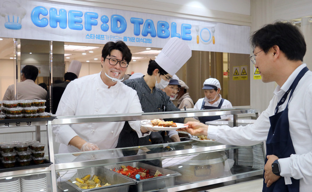 동원홈푸드, 오세득 셰프와 구내식당 특식 행사…스타 셰프 협업 확대