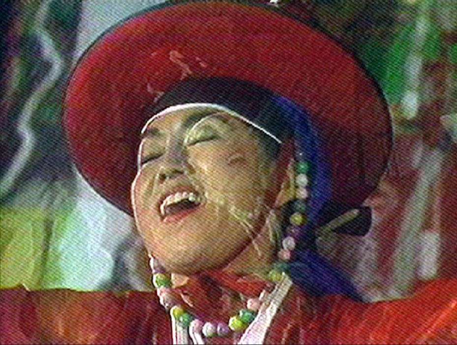 본문 이미지 - 백남준, 〈바이 바이 키플링〉, 1986, 컬러, 사운드, 30분 32초. EAI(Electronic Arts Intermix) 소장. (국립현대미술관 제공)