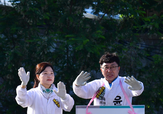 배우자와 함께 인사하는 윤석열 예비후보