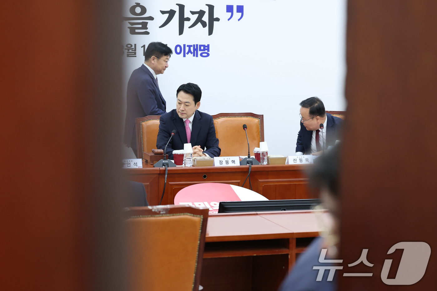 (서울=뉴스1) 신웅수 기자 = 장동혁 국민의힘 대표가 13일 서울 여의도 국회에서 열린 비공개 최고위원회의에 자리하고 있다.이날 국민의힘 최고위는 장동혁 대표의 2선 후퇴와 대통 …