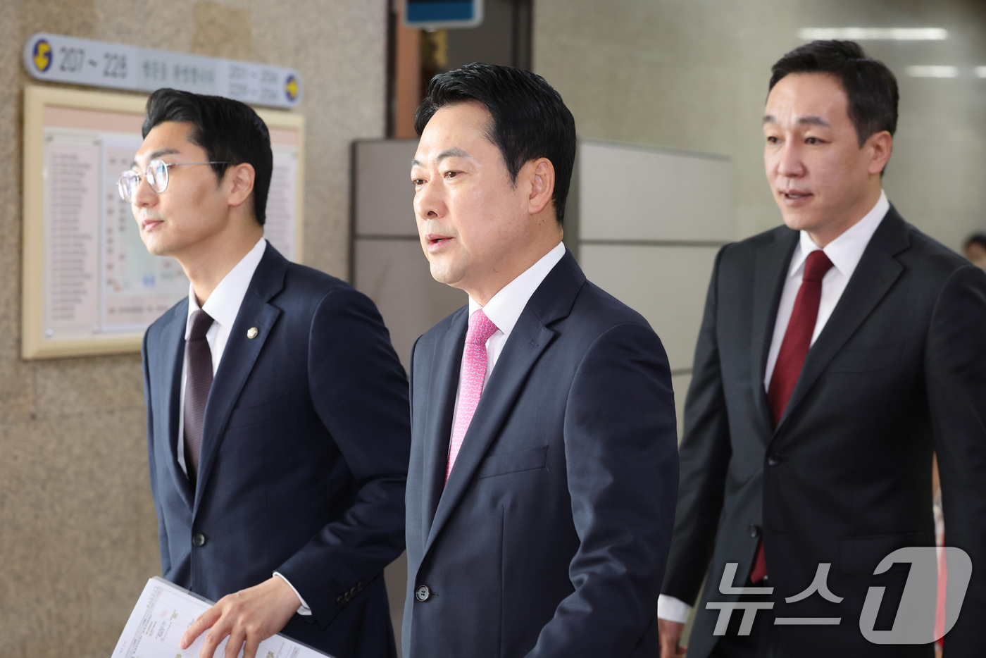 (서울=뉴스1) 신웅수 기자 = 장동혁 국민의힘 대표가 13일 서울 여의도 국회에서 열린 비공개 최고위원회의에 참석하고 있다.이날 국민의힘 최고위는 장 대표의 2선 후퇴와 대통합 …