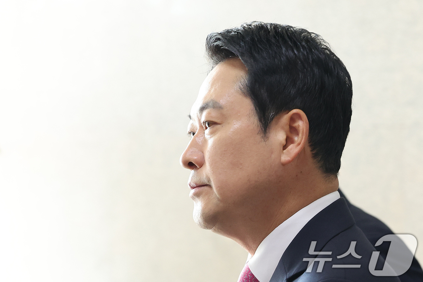 (서울=뉴스1) 신웅수 기자 = 장동혁 국민의힘 대표가 13일 서울 여의도 국회에서 열린 비공개 최고위원회의에 참석하고 있다.이날 국민의힘 최고위는 장 대표의 2선 후퇴와 대통합 …