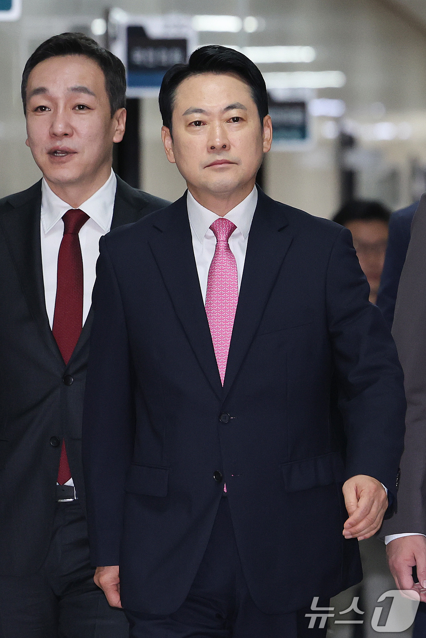 (서울=뉴스1) 신웅수 기자 = 장동혁 국민의힘 대표가 13일 서울 여의도 국회에서 열린 비공개 최고위원회의에 참석하고 있다.이날 국민의힘 최고위는 장 대표의 2선 후퇴와 대통합 …
