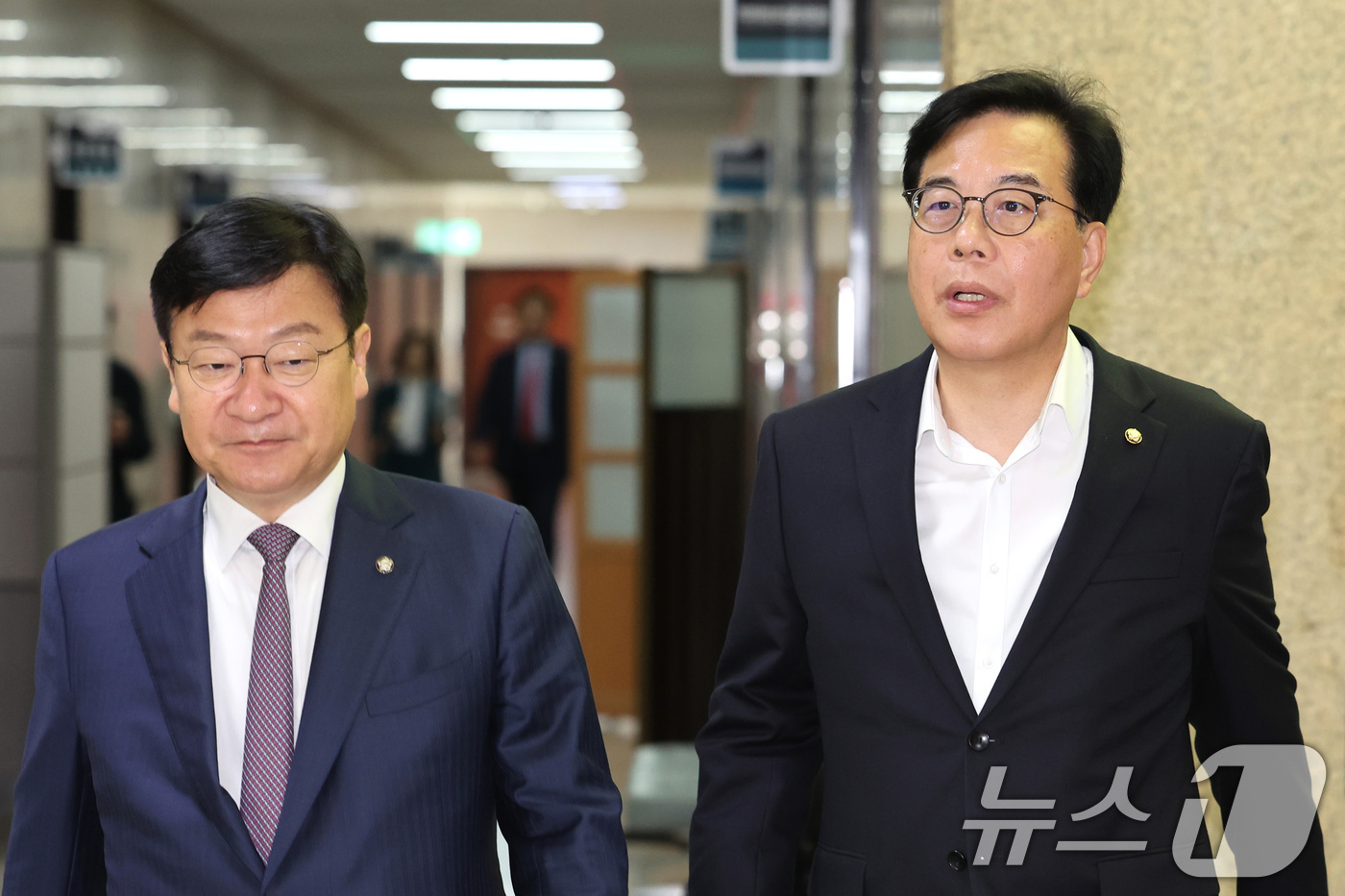 (서울=뉴스1) 신웅수 기자 = 송언석 국민의힘 원내대표가 13일 서울 여의도 국회에서 열린 비공개 최고위원회의에 참석하고 있다.이날 국민의힘 최고위는 장동혁 대표의 2선 후퇴와 …