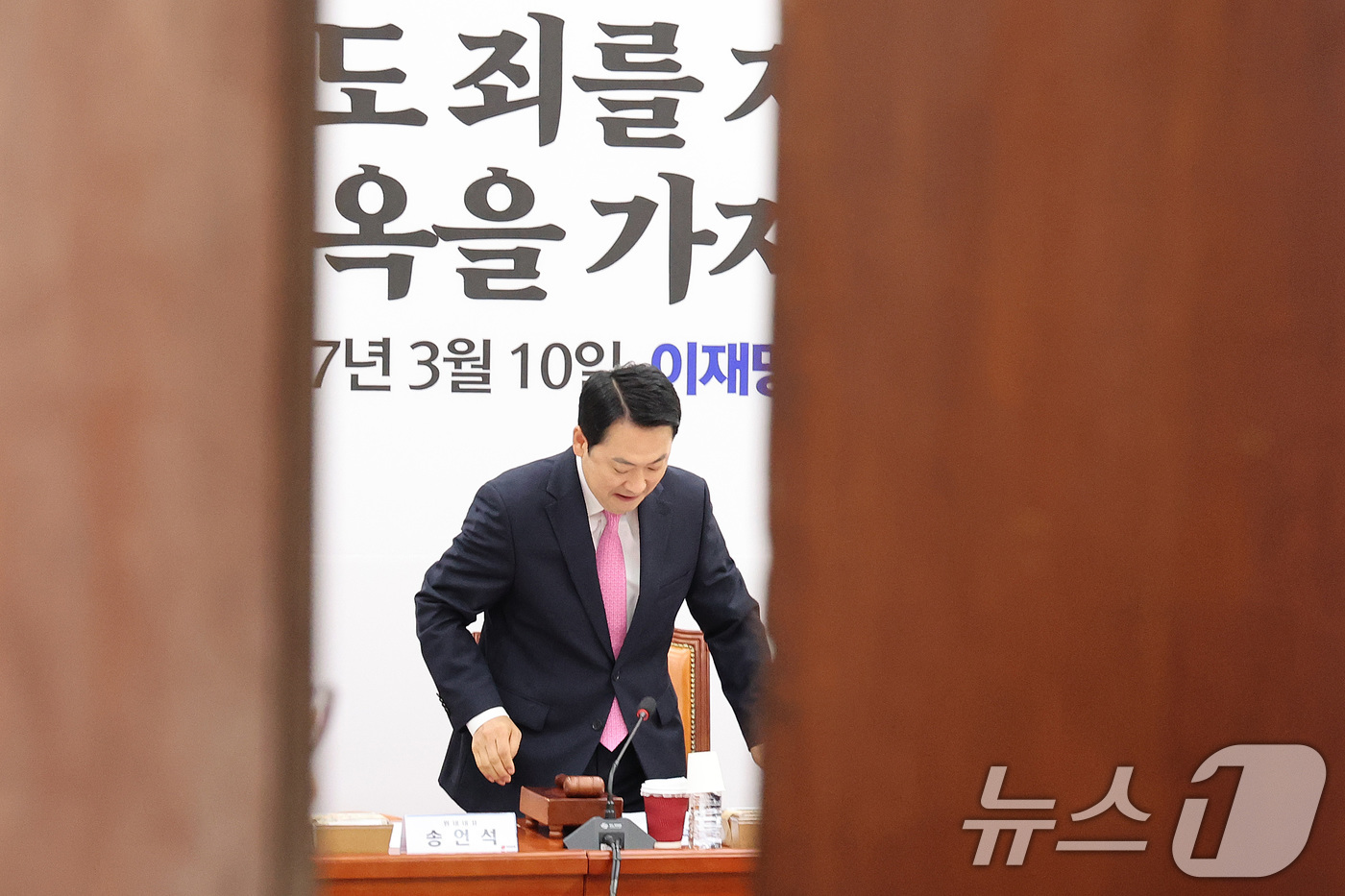 (서울=뉴스1) 신웅수 기자 = 장동혁 국민의힘 대표가 13일 서울 여의도 국회에서 열린 비공개 최고위원회의에 참석하고 있다.이날 국민의힘 최고위는 장 대표의 2선 후퇴와 대통합 …