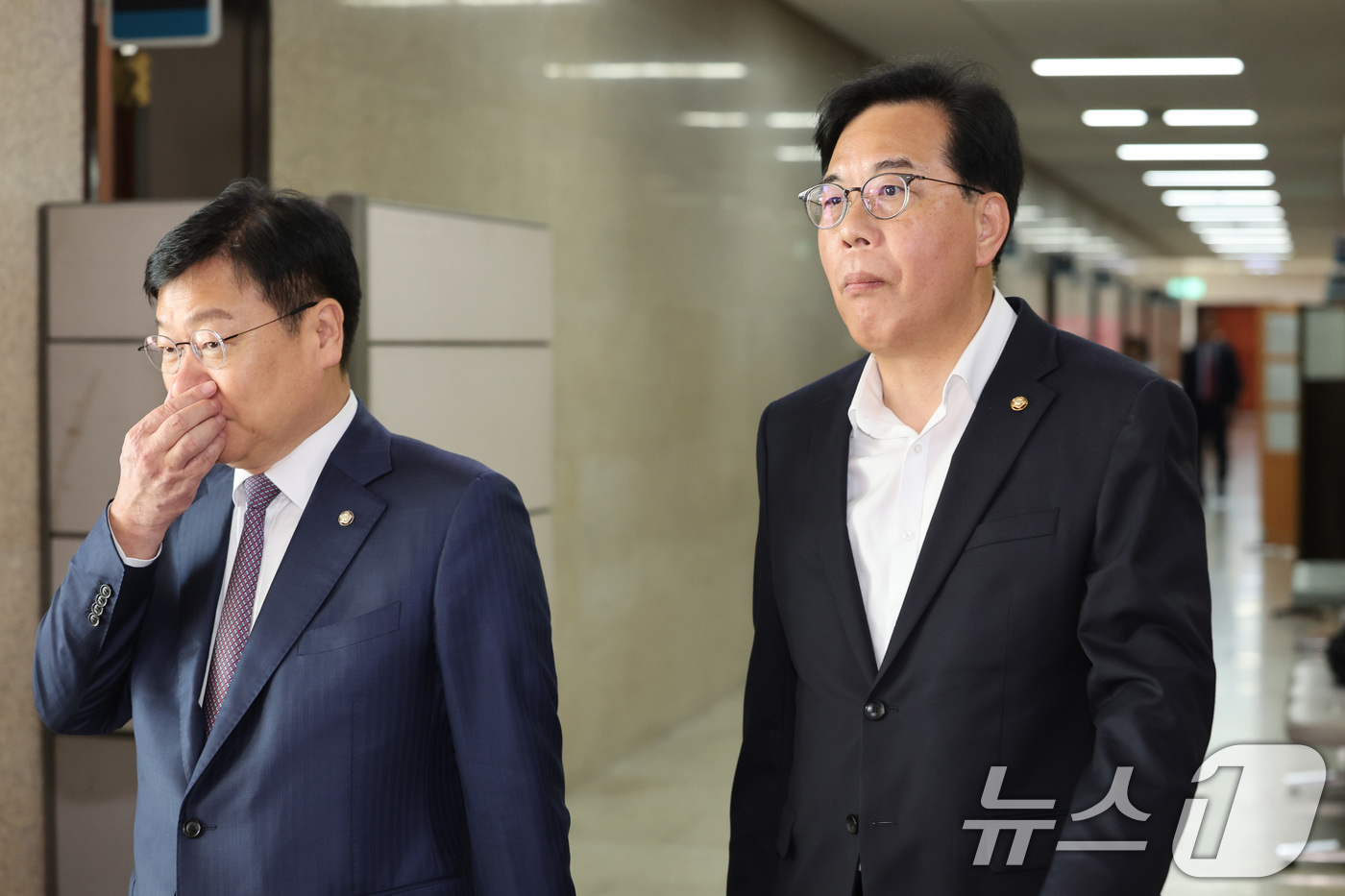 (서울=뉴스1) 신웅수 기자 = 송언석 국민의힘 원내대표가 13일 서울 여의도 국회에서 열린 비공개 최고위원회의에 참석하고 있다.이날 국민의힘 최고위는 장동혁 대표의 2선 후퇴와 …