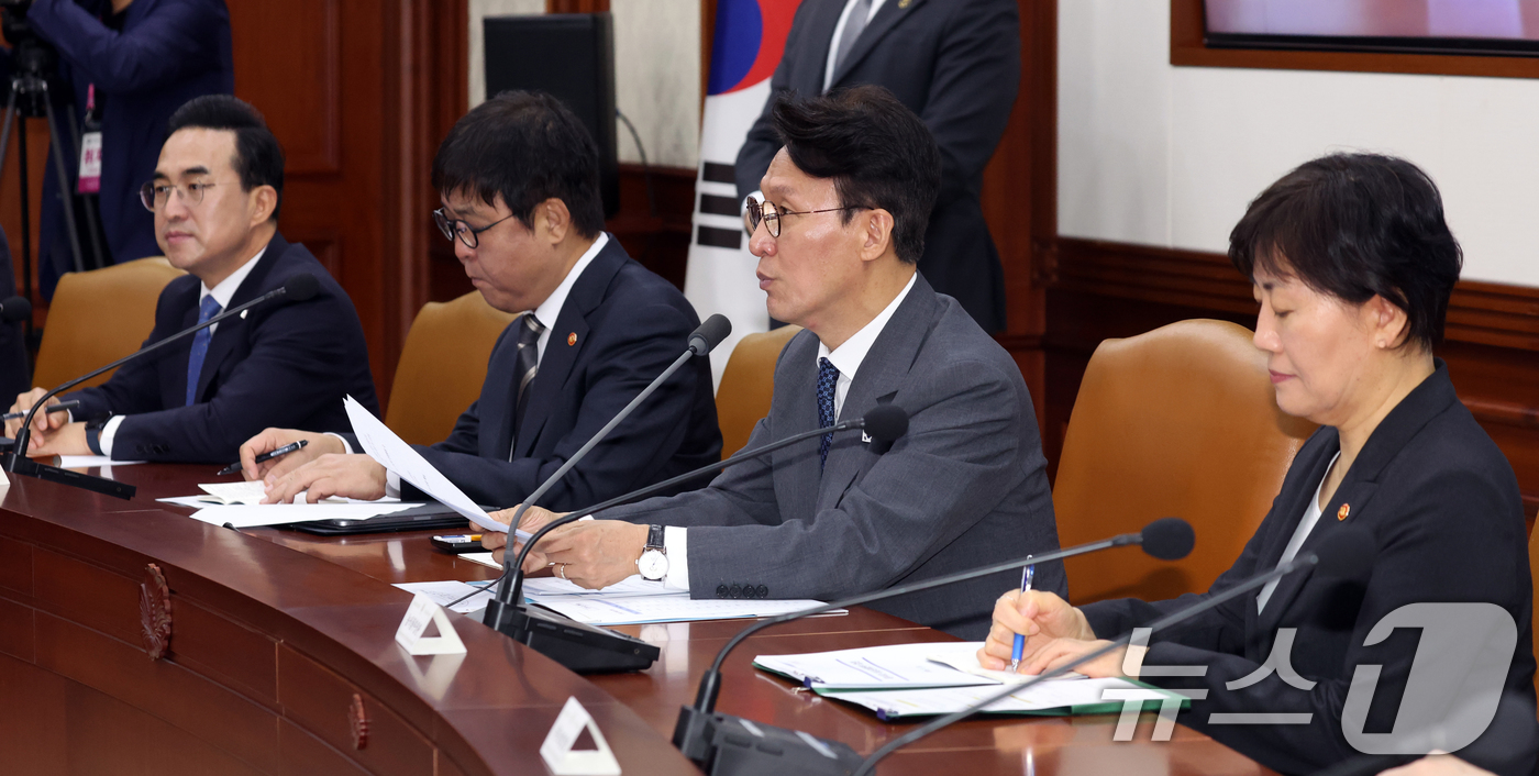 (서울=뉴스1) 김명섭 기자 = 김민석 국무총리가 13일 오전 서울 종로구 세종대로 정부서울청사에서 열린 비상경제본부회의에서 모두 발언을 하고 있다.  2026.5.13/뉴스1