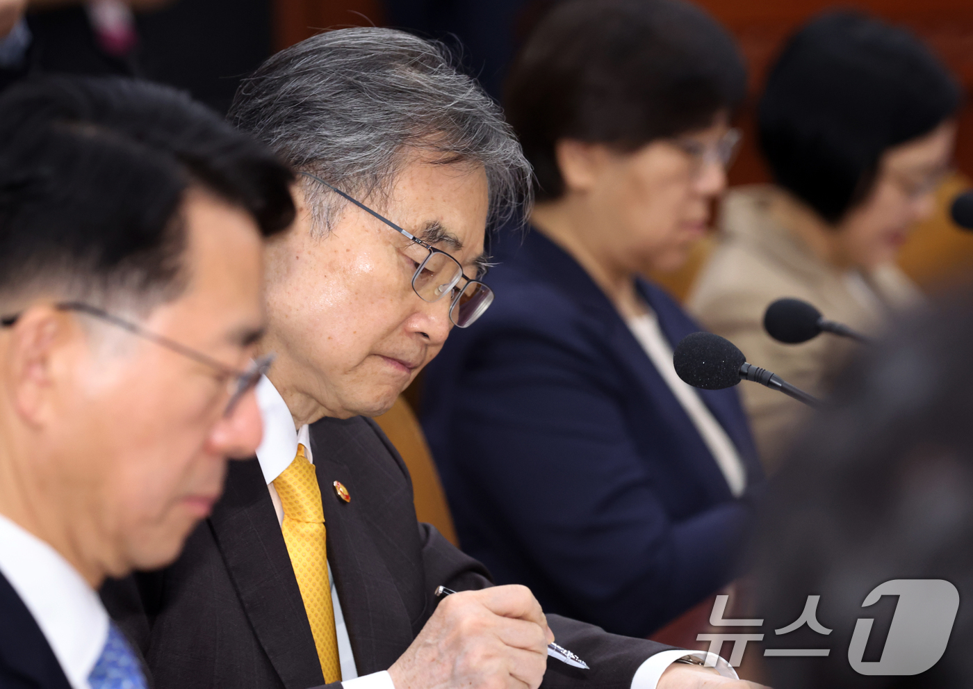(서울=뉴스1) 김명섭 기자 = 조현 외교부 장관이 13일 오전 서울 종로구 세종대로 정부서울청사에서 열린 비상경제본부회의에서 자료를 살펴보고 있다.  2026.5.13/뉴스1