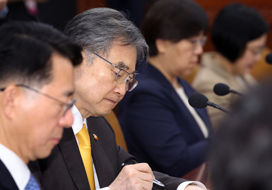 자료 살펴보는 조현 장관