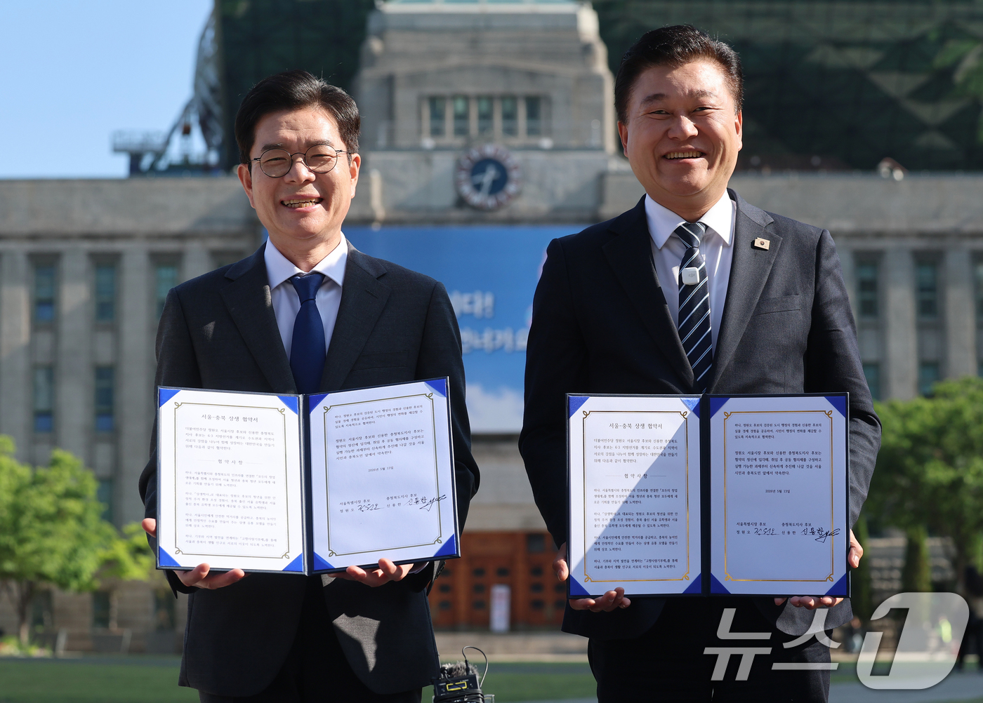(서울=뉴스1) 오대일 기자 = 정원오 더불어민주당 서울시장 후보와 신용한 더불어민주당 충북도지사 후보가 13일 서울시청 앞 광장에서 열린 "대한민국의 미래를 함께 열겠습니다" 서 …