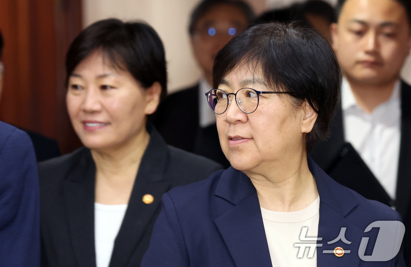 (서울=뉴스1) 김명섭 기자 = 정은경 보건복지부 장관과 송미령 농림축산식품부장관이 13일 오전 서울 종로구 세종대로 정부서울청사에서 열린 비상경제본부회의에 참석하고 있다.  20 …