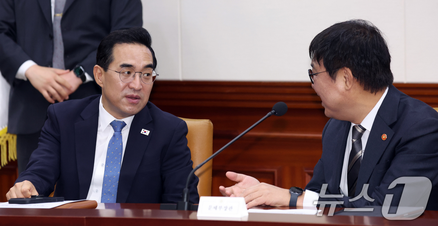 (서울=뉴스1) 김명섭 기자 = 박홍근 기획예산처장관과 최휘영 문화체육관광부 장관이 13일 오전 서울 종로구 세종대로 정부서울청사에서 열린 비상경제본부회의에서 대화를 하고 있다. …
