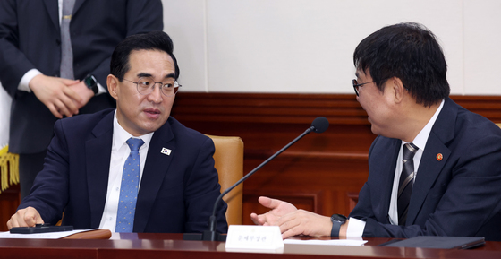 대화하는 박홍근·최휘영 장관