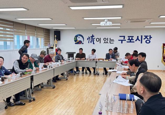 구포시장 상인들 만난 하정우 "AI 접목해 전통시장 혁신할 것"