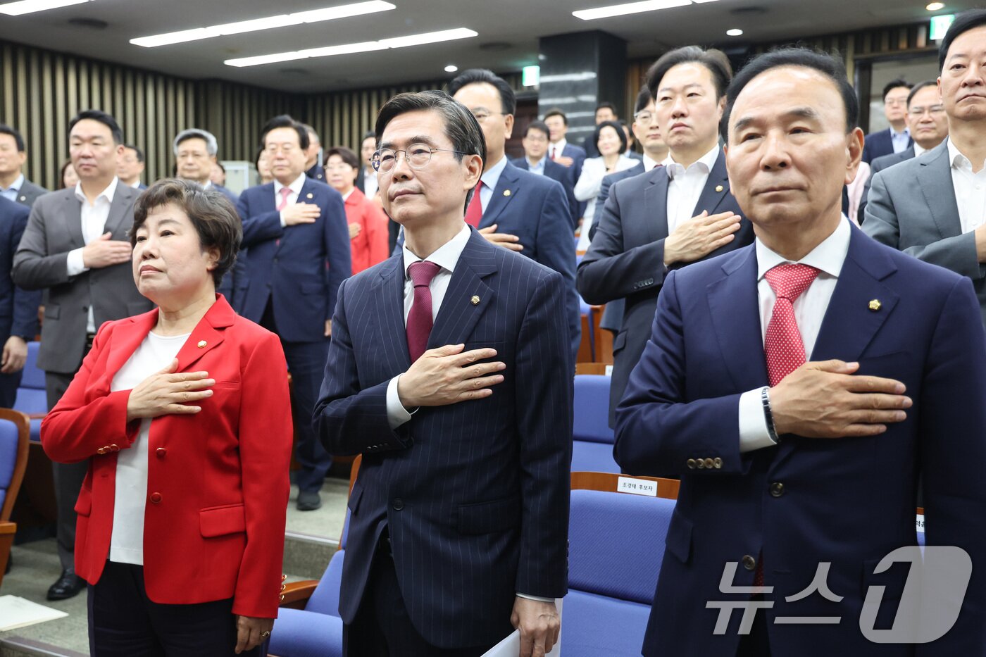 본문 이미지 - 제22대 국회 후반기 국회부의장에 출마한 조배숙(왼쪽부터), 조경태, 박덕흠 국민의힘 의원이 13일 서울 여의도 국회에서 열린 국회부의장 후보자 선출 의원총회에서 국민의례를 하고 있다. 2026.5.13 ⓒ 뉴스1 신웅수 기자