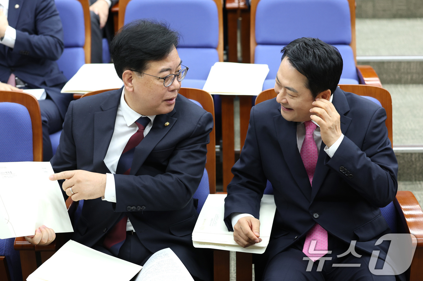 (서울=뉴스1) 신웅수 기자 = 장동혁 국민의힘 대표와 송언석 원내대표가 13일 서울 여의도 국회에서 열린 제22대 국회 후반기 국회부의장 후보자 선출 의원총회에서 대화하고 있다. …