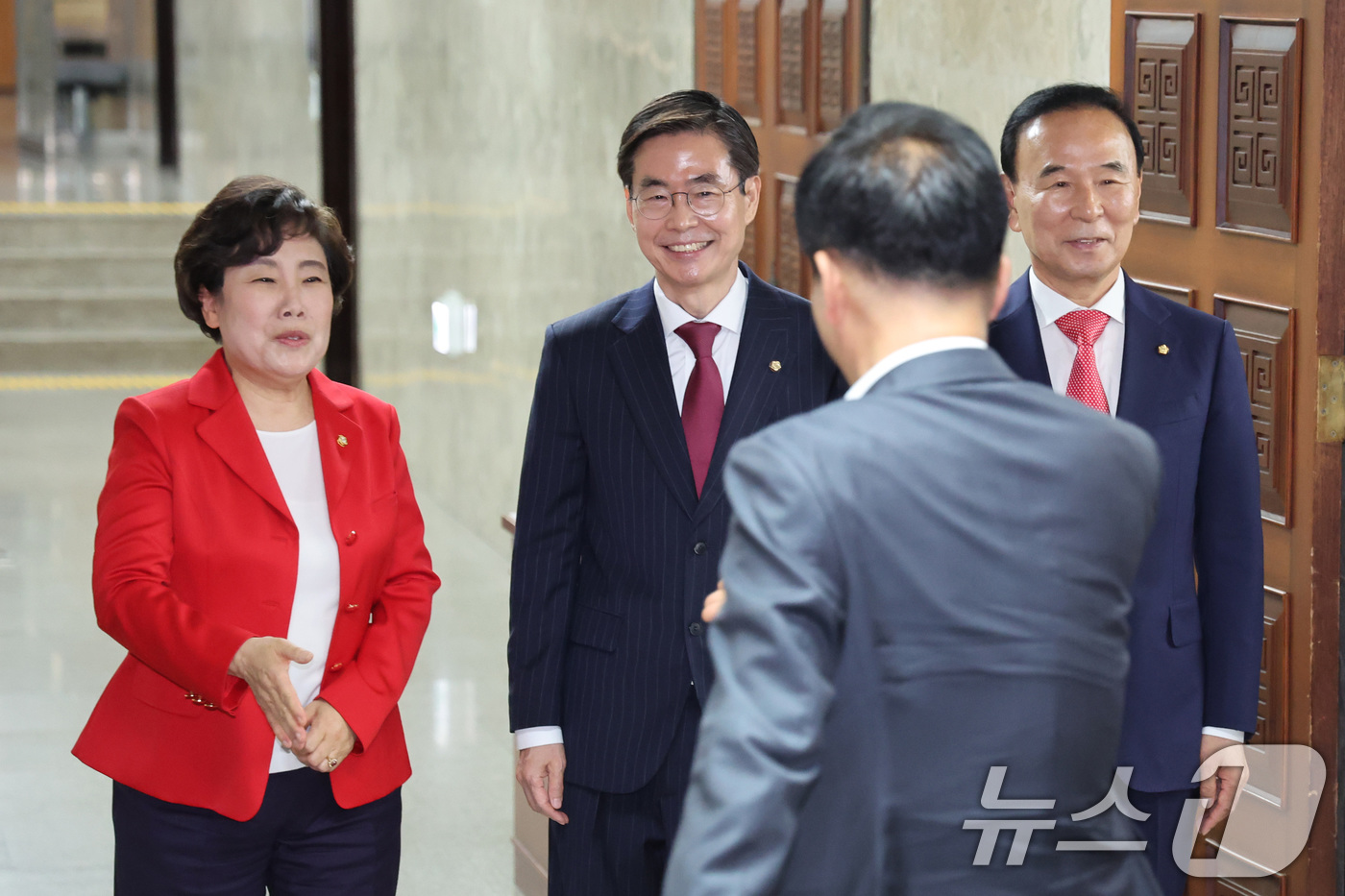 (서울=뉴스1) 신웅수 기자 = 제22대 국회 후반기 국회부의장에 출마한 조배숙(왼쪽부터), 조경태, 박덕흠 국민의힘 의원이 13일 서울 여의도 국회에서 열린 국회부의장 후보자 선 …