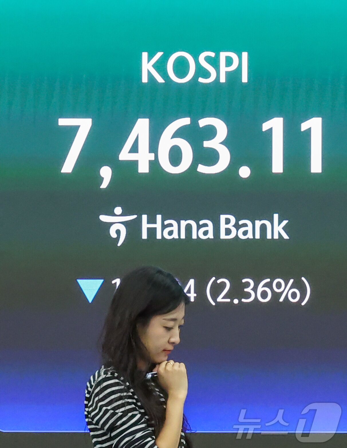 본문 이미지 - 코스피가 장 초반 7500선 아래로 밀린 13일 서울 중구 하나은행 딜링룸 전광판에 코스피 지수가 표시돼 있다.  2026.5.13 ⓒ 뉴스1 이종수 인턴기자