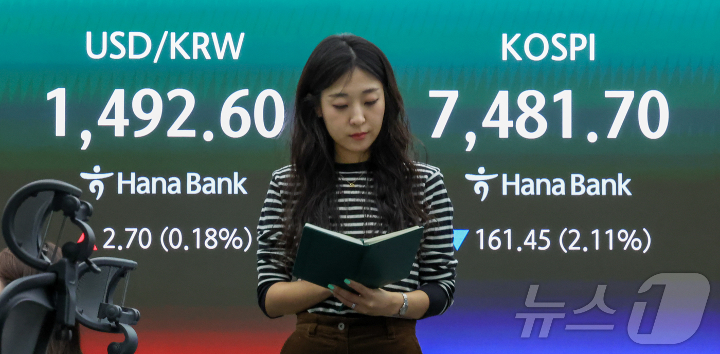 (서울=뉴스1) 이종수 인턴기자 = 코스피가 장 초반 7500선 아래로 밀린 13일 서울 중구 하나은행 딜링룸 전광판에 코스피와 원달러 환율이 표시돼 있다. 이날 코스피는 전 거래 …