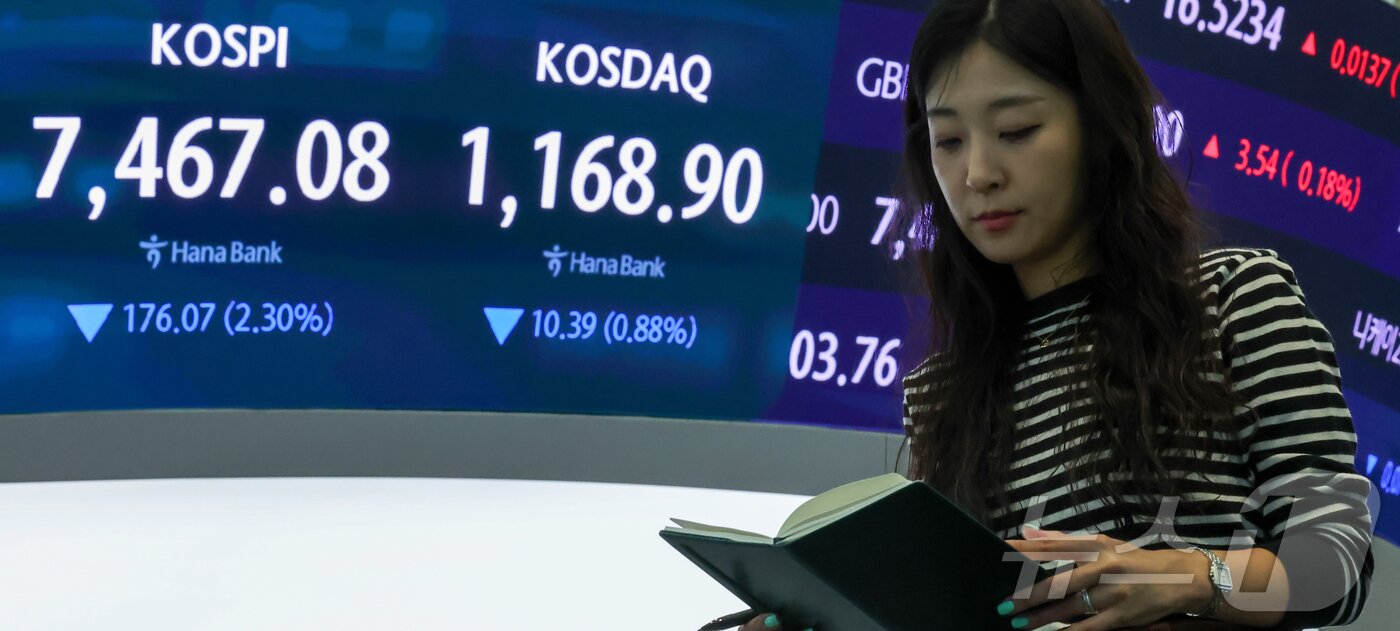본문 이미지 - 코스피가 장 초반 7500선 아래로 밀린 13일 서울 중구 하나은행 딜링룸 전광판에 코스피와 코스닥 지수가 표시돼 있다.  2026.5.13 ⓒ 뉴스1 이종수 인턴기자