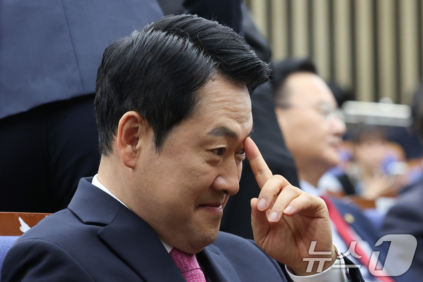 (서울=뉴스1) 신웅수 기자 = 장동혁 국민의힘 대표가 13일 서울 여의도 국회에서 열린 제22대 국회 후반기 국회부의장 후보자 선출 의원총회에서 생각에 잠겨 있다. 2026.5. …