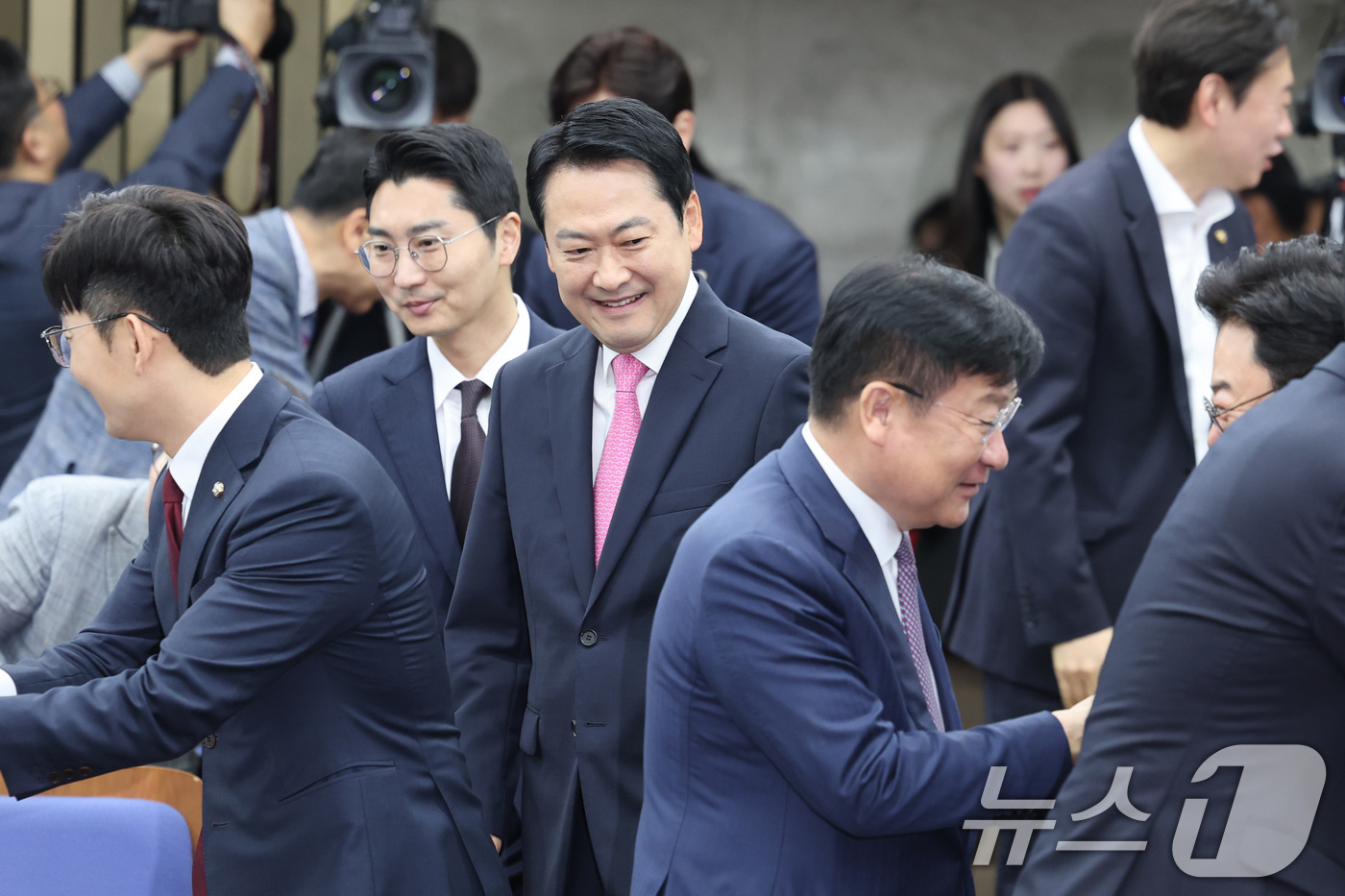 (서울=뉴스1) 신웅수 기자 = 장동혁 국민의힘 대표가 13일 서울 여의도 국회에서 열린 제22대 국회 후반기 국회부의장 후보자 선출 의원총회에 참석하고 있다. 2026.5.13/ …