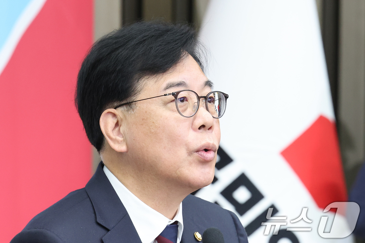 (서울=뉴스1) 신웅수 기자 = 송언석 국민의힘 원내대표가 13일 서울 여의도 국회에서 열린 제22대 국회 후반기 국회부의장 후보자 선출 의원총회에서 발언하고 있다. 2026.5. …