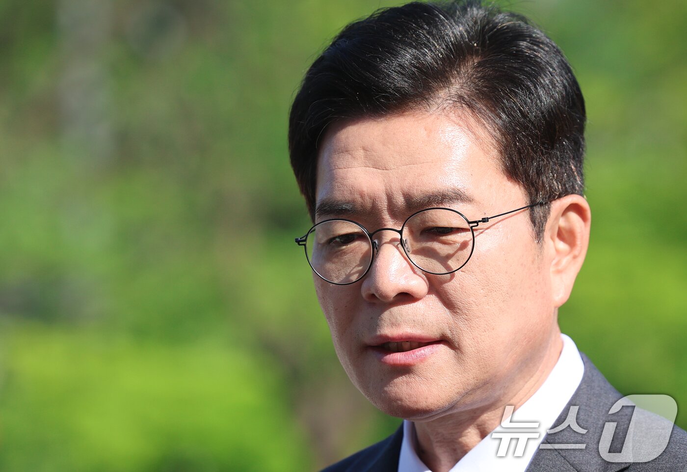 본문 이미지 - 정원오 더불어민주당 서울시장 후보가 13일 서울시청 앞 광장에서 열린 "대한민국의 미래를 함께 열겠습니다＂ 서울-충북 상생 협약식에서 이날 발표된 여론조사 지지율과 관련한 질문에 답하고 있다. 2026.5.13 ⓒ 뉴스1 오대일 기자