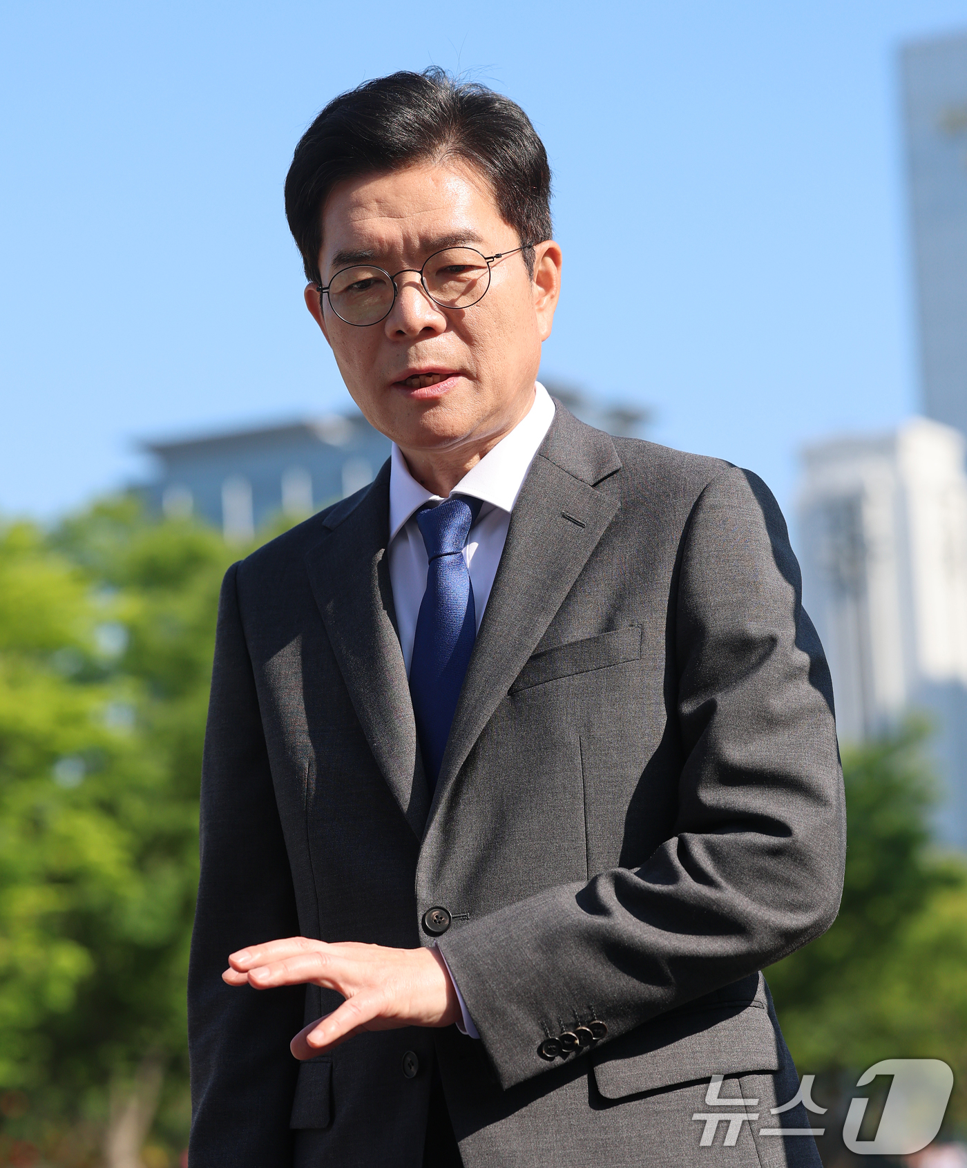 (서울=뉴스1) 오대일 기자 = 정원오 더불어민주당 서울시장 후보가 13일 서울시청 앞 광장에서 열린 "대한민국의 미래를 함께 열겠습니다" 서울-충북 상생 협약식에서 취재진의 질문 …