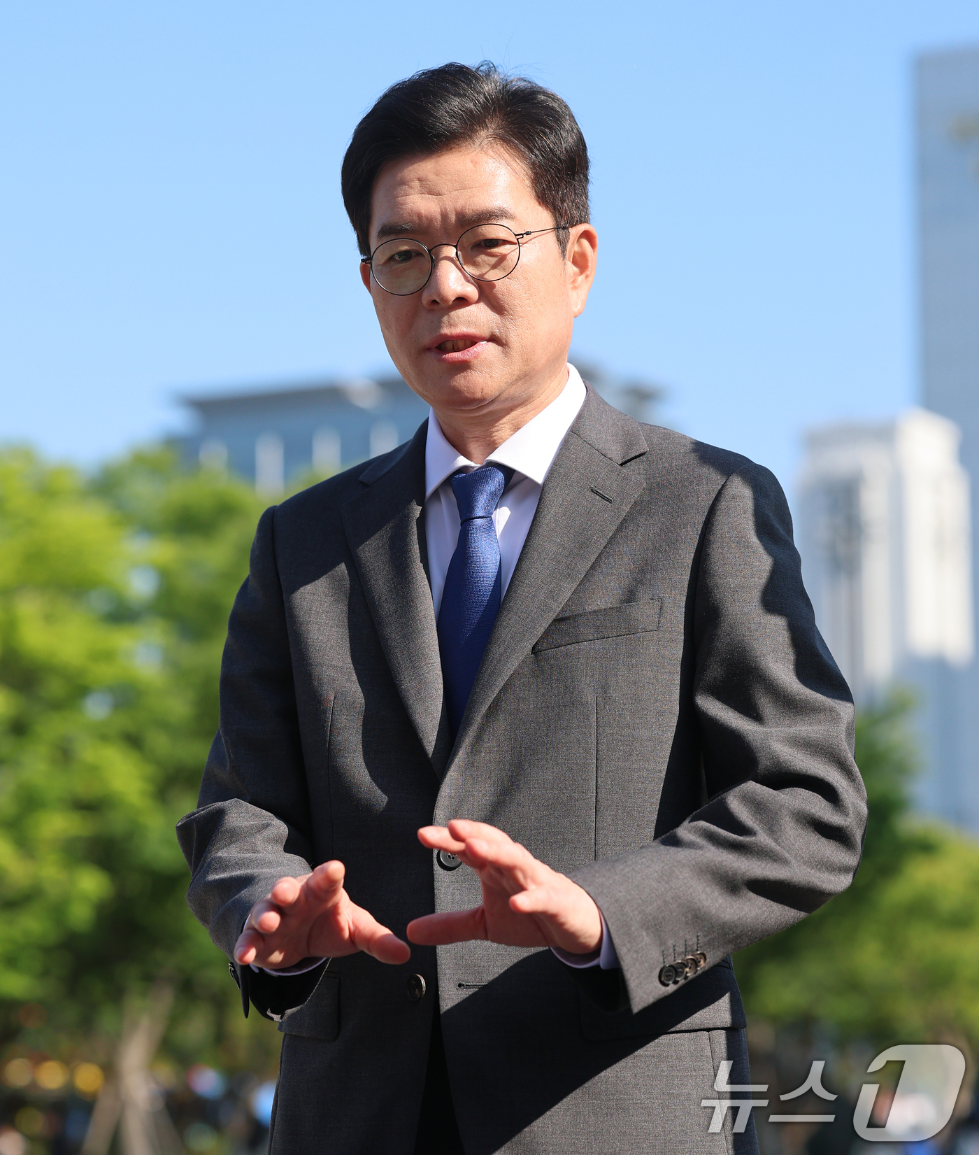 (서울=뉴스1) 오대일 기자 = 정원오 더불어민주당 서울시장 후보가 13일 서울시청 앞 광장에서 열린 "대한민국의 미래를 함께 열겠습니다" 서울-충북 상생 협약식에서 이날 발표된 …