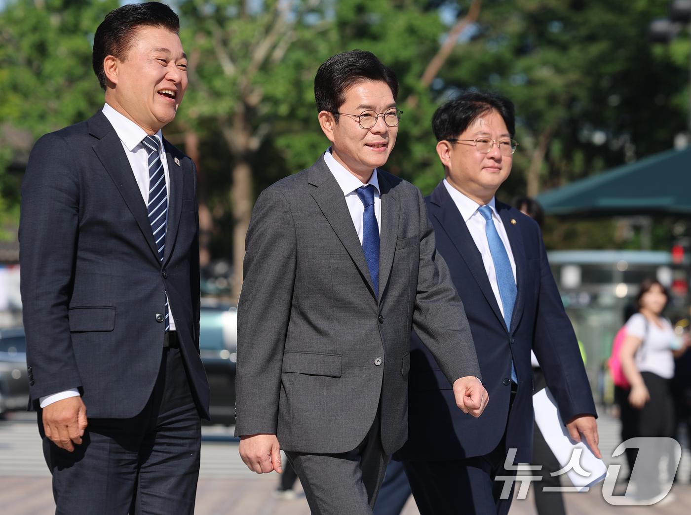 (서울=뉴스1) 오대일 기자 = 정원오 더불어민주당 서울시장 후보와 신용한 더불어민주당 충북도지사 후보가 13일 서울시청 앞 광장에서 열린 "대한민국의 미래를 함께 열겠습니다" 서 …